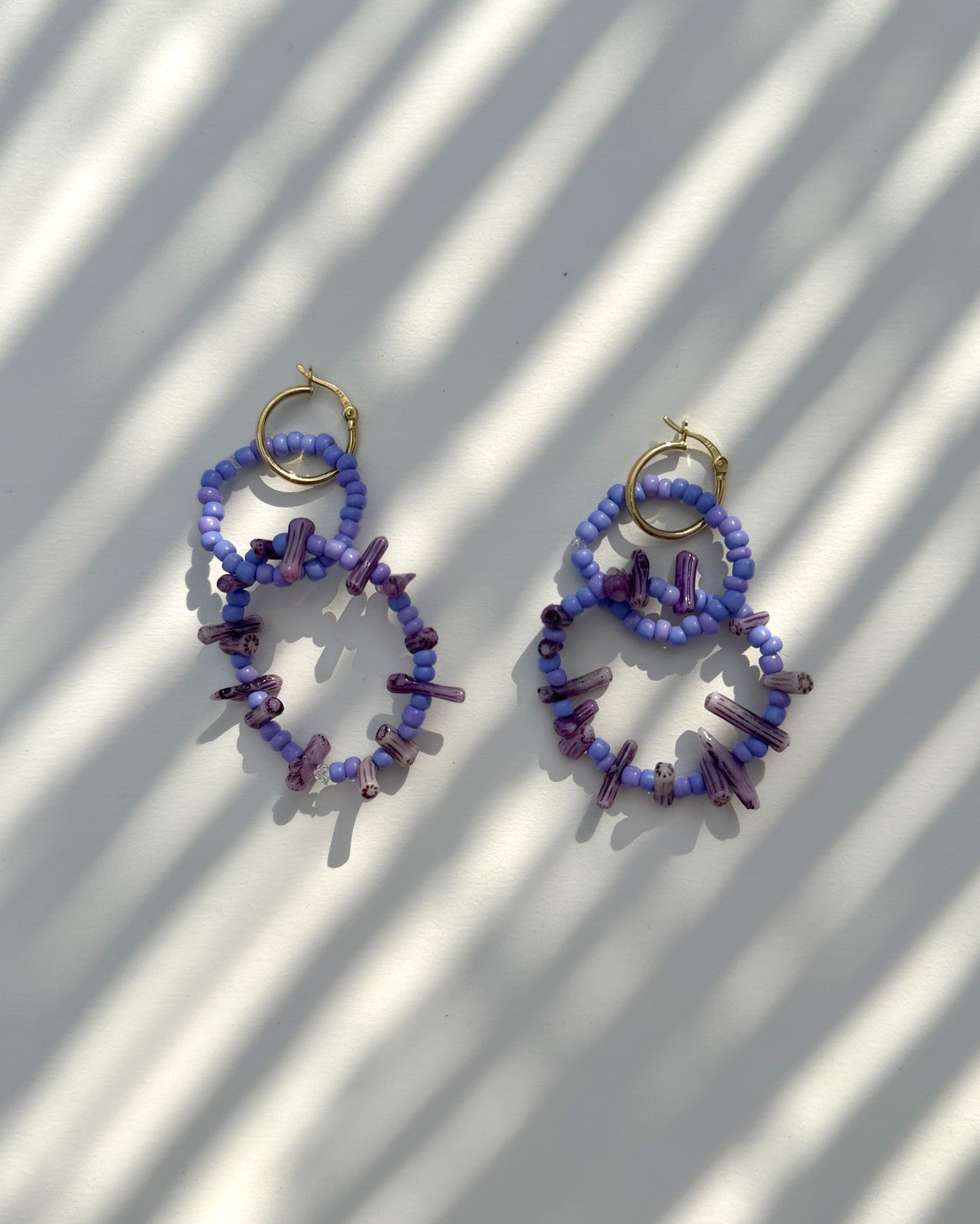 Pendientes de aro infinito. Un solo color.