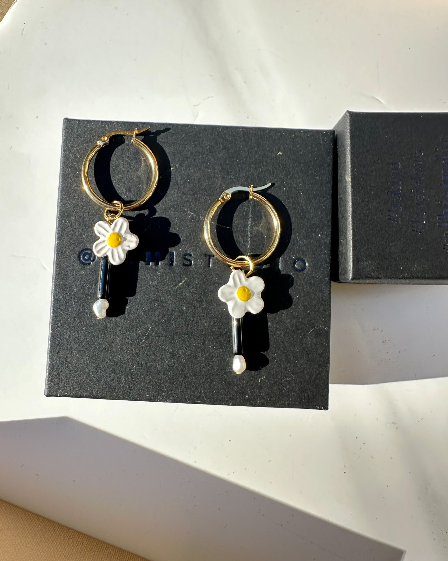 Pendientes de aro con dije de margarita: divertidos y personalizables