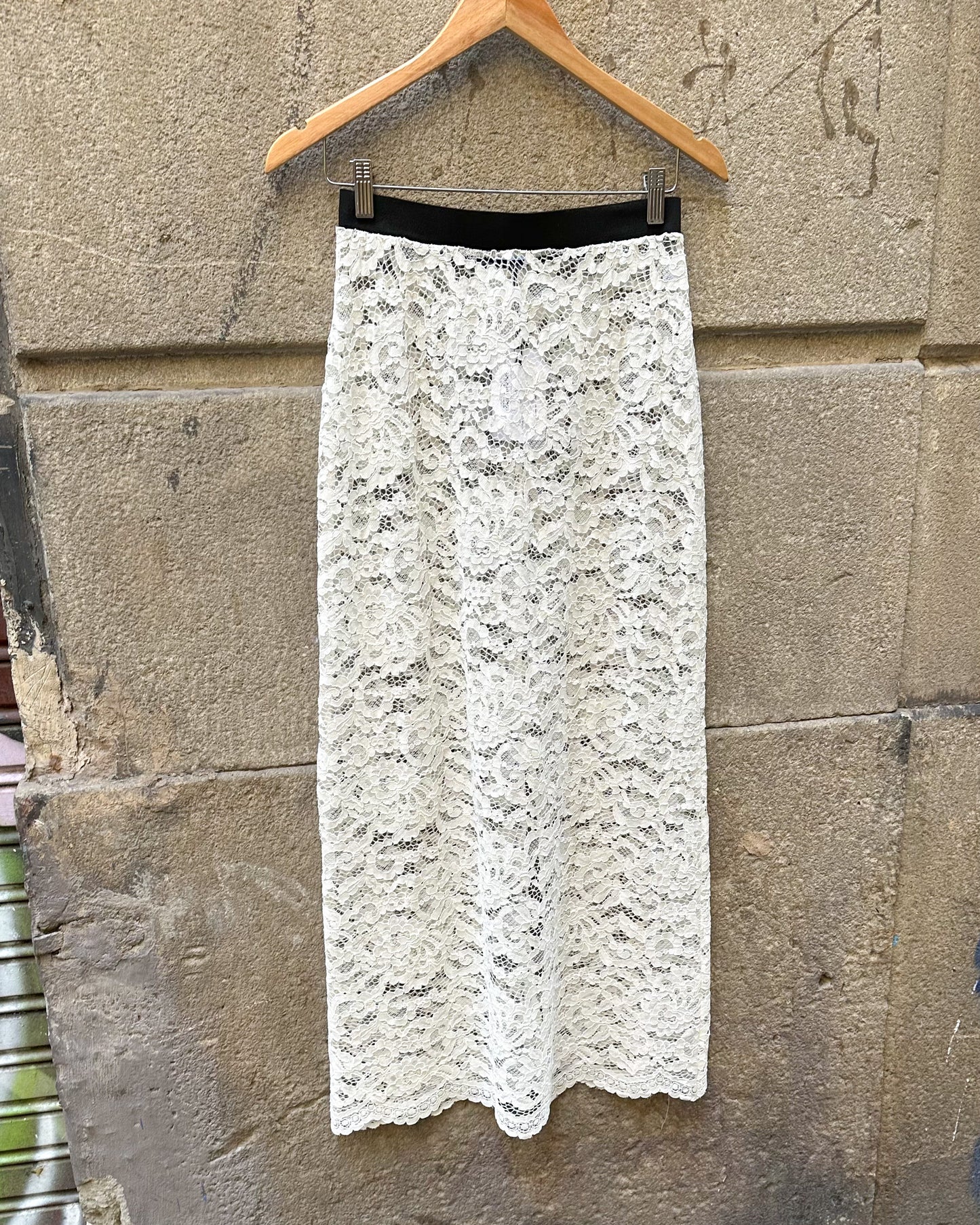 La falda de viscosa con encaje elástico