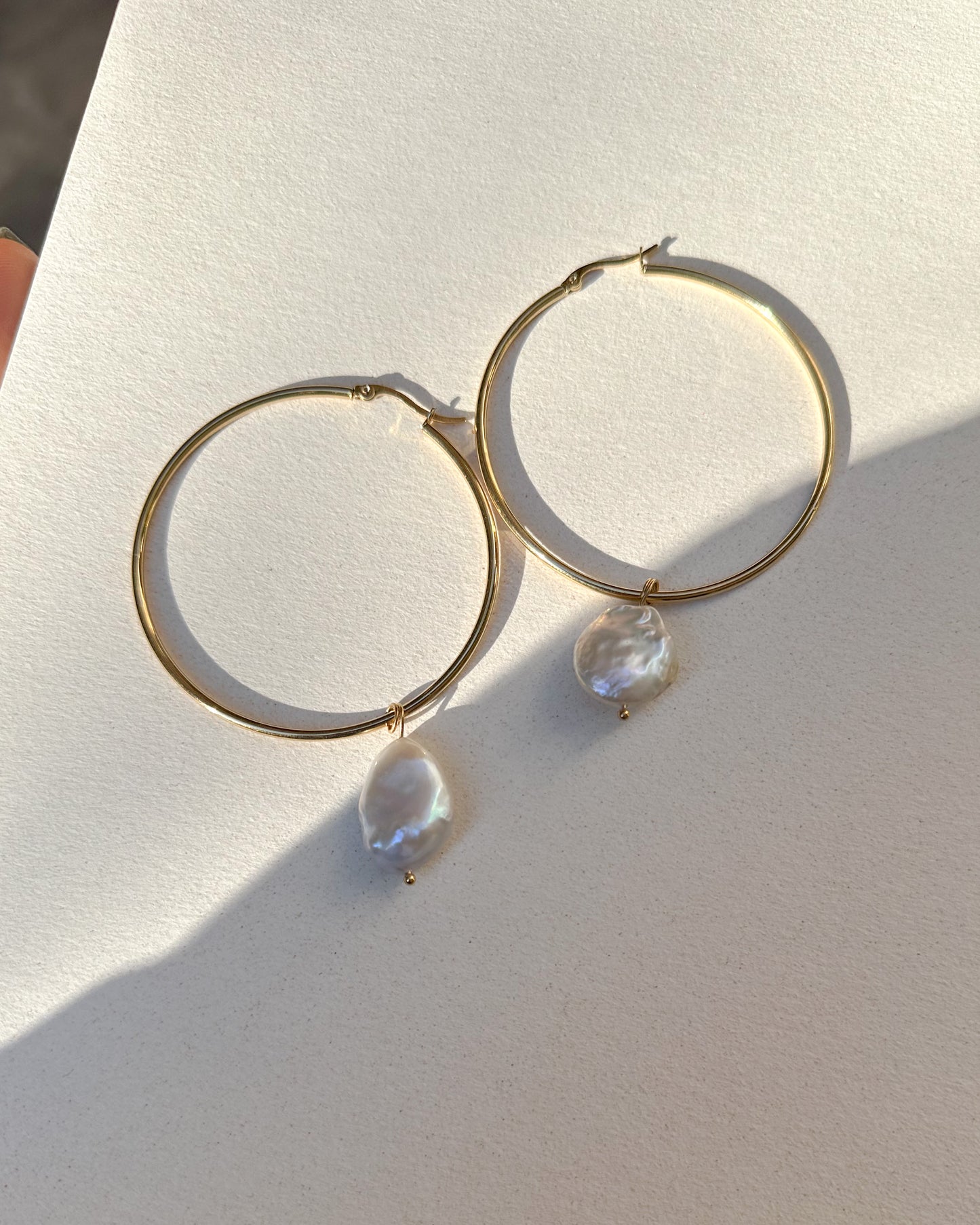 Aros bañados en oro con perlas.