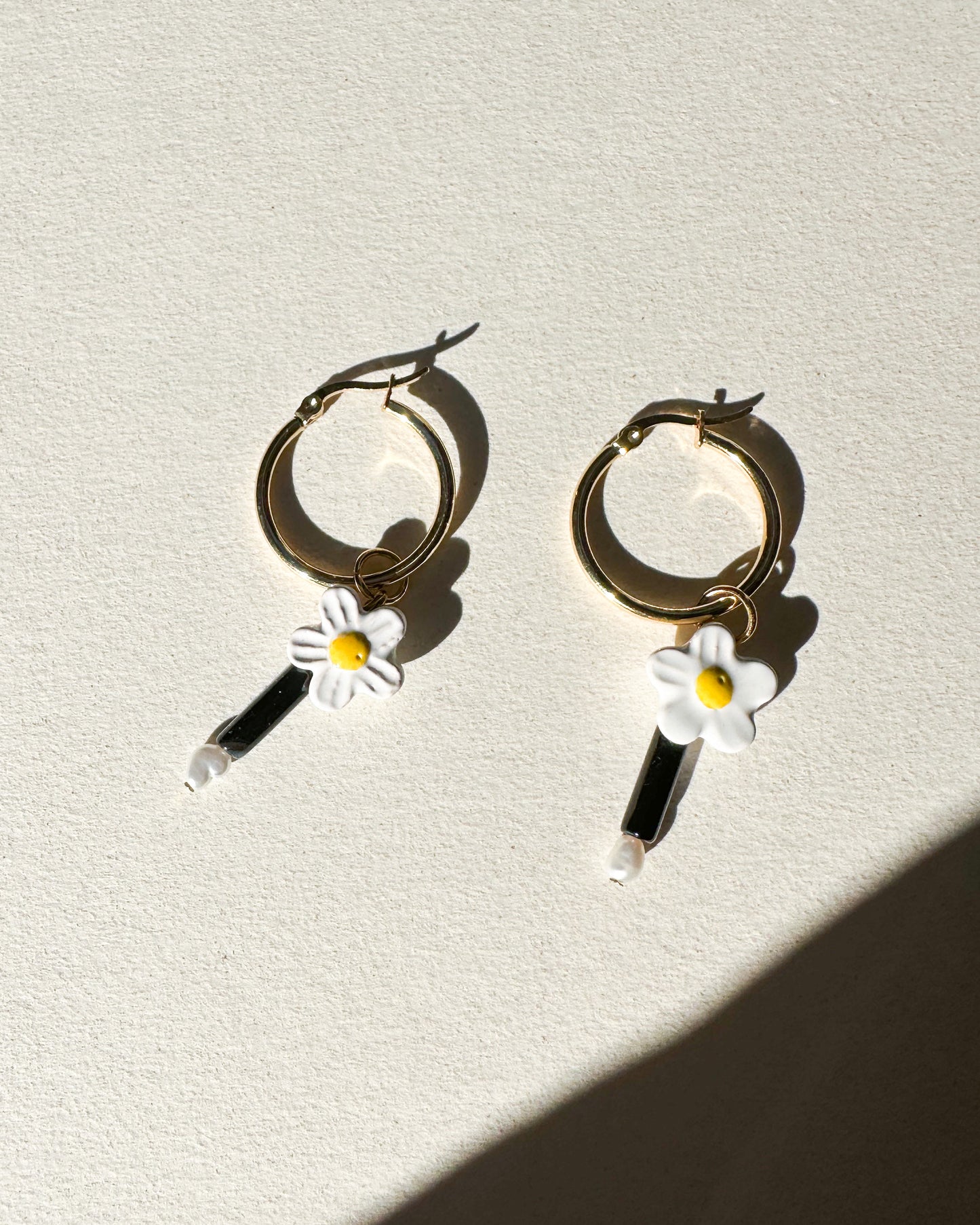 Pendientes de aro con dije de margarita: divertidos y personalizables