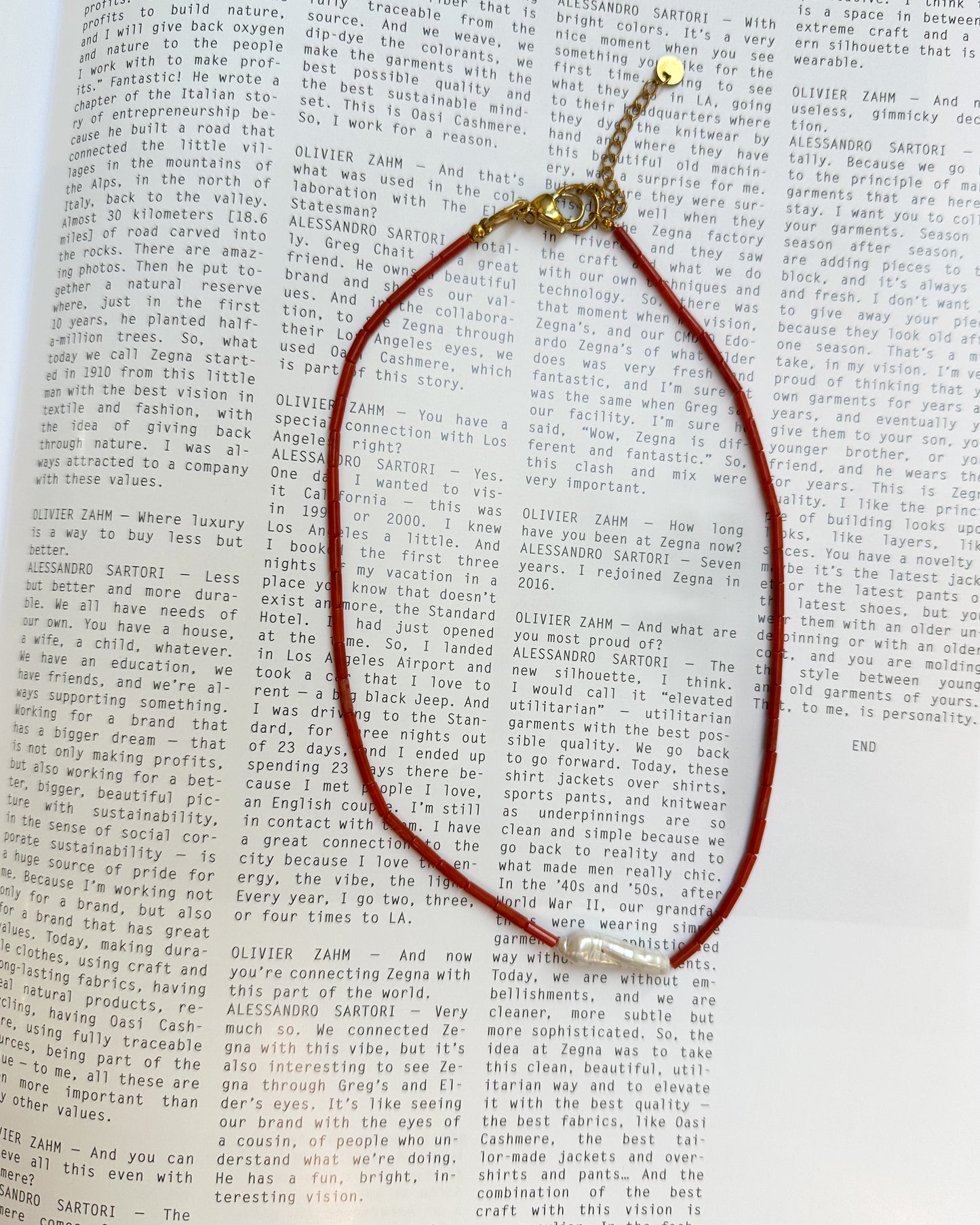 Collar algo rojo, piedra y perlas.