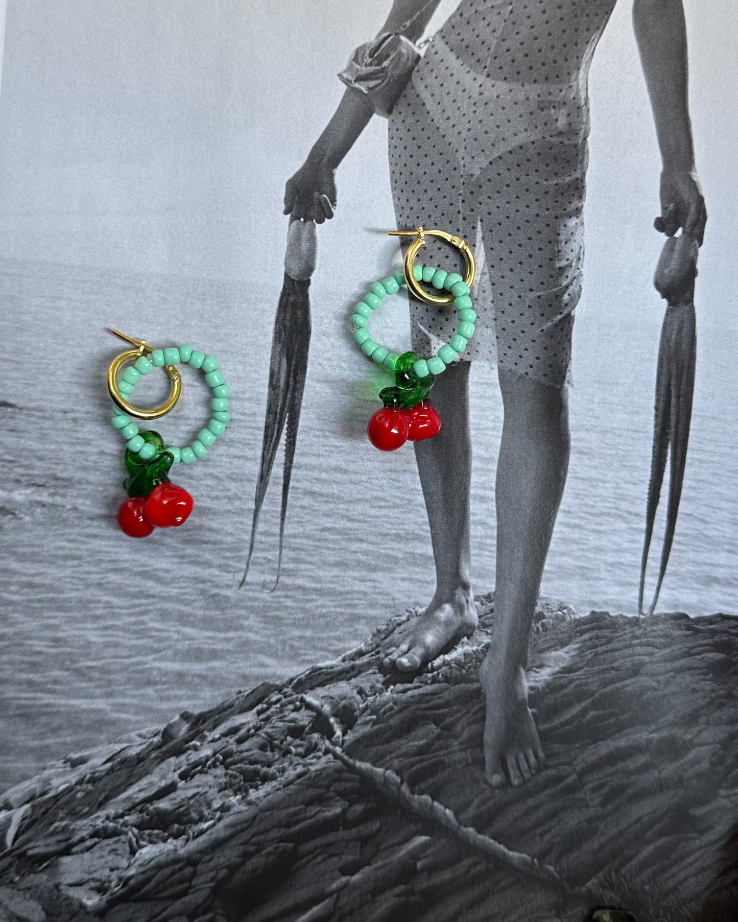 Pendientes de aro con cerezas y cuentas.