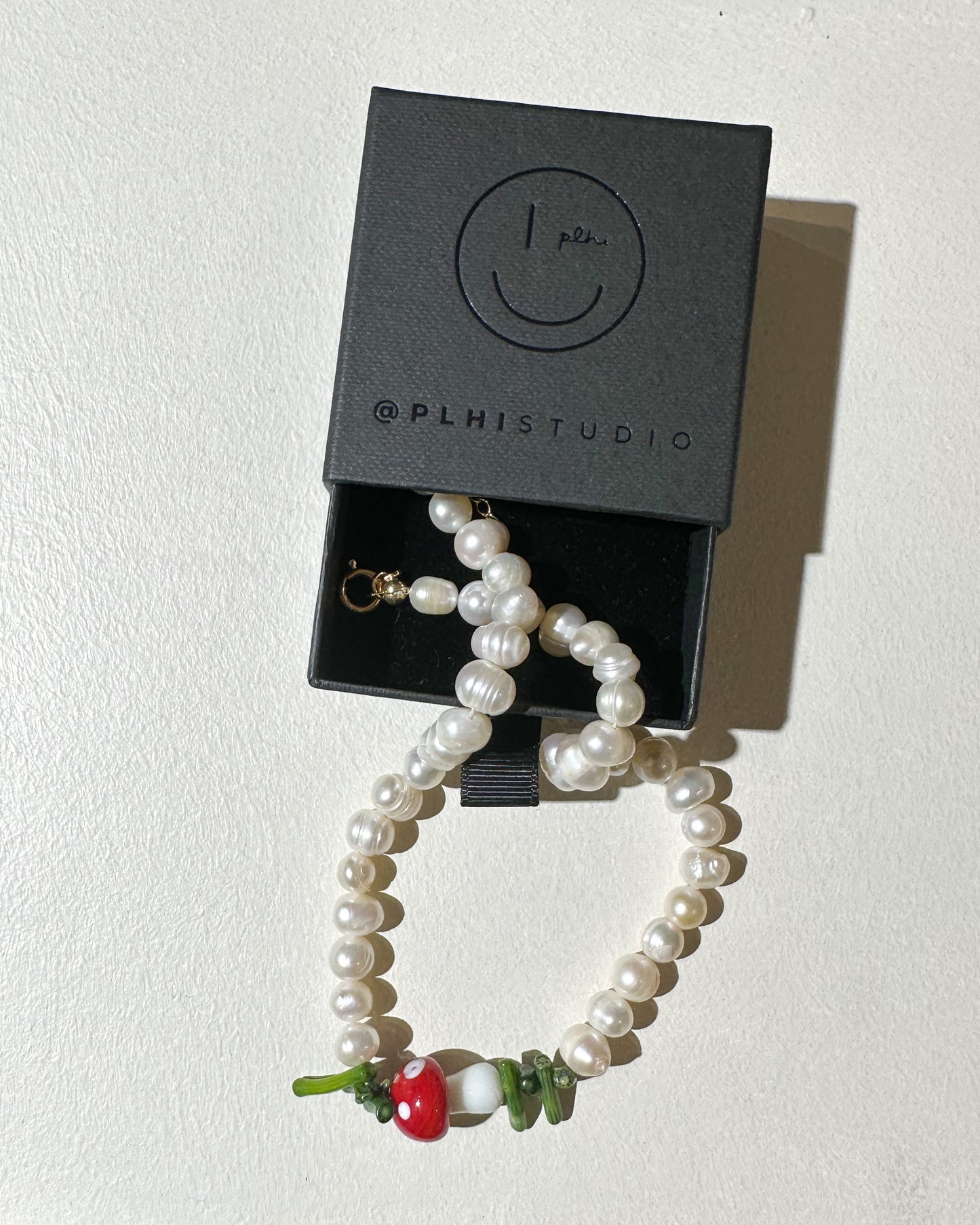 El collar de perlas en forma de hongo perdido.