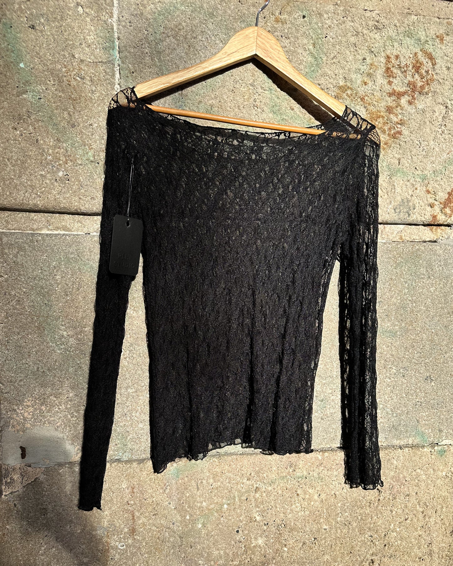 Top de manga larga con encaje elástico floral.