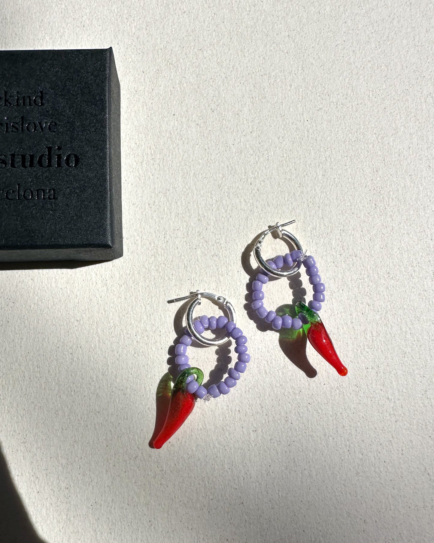 Pendientes de aro con chile y cuentas.
