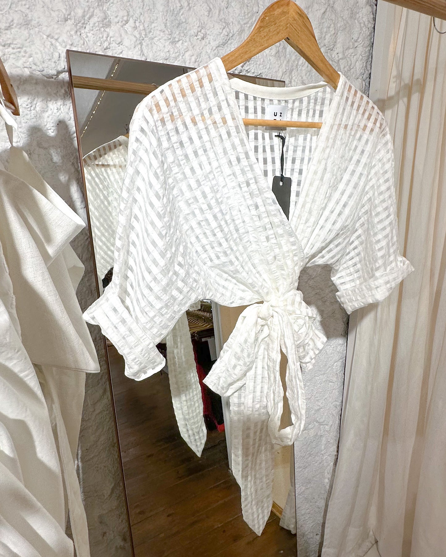 Wrap blouse kimono sleeves, white checked cotton viscose blend.