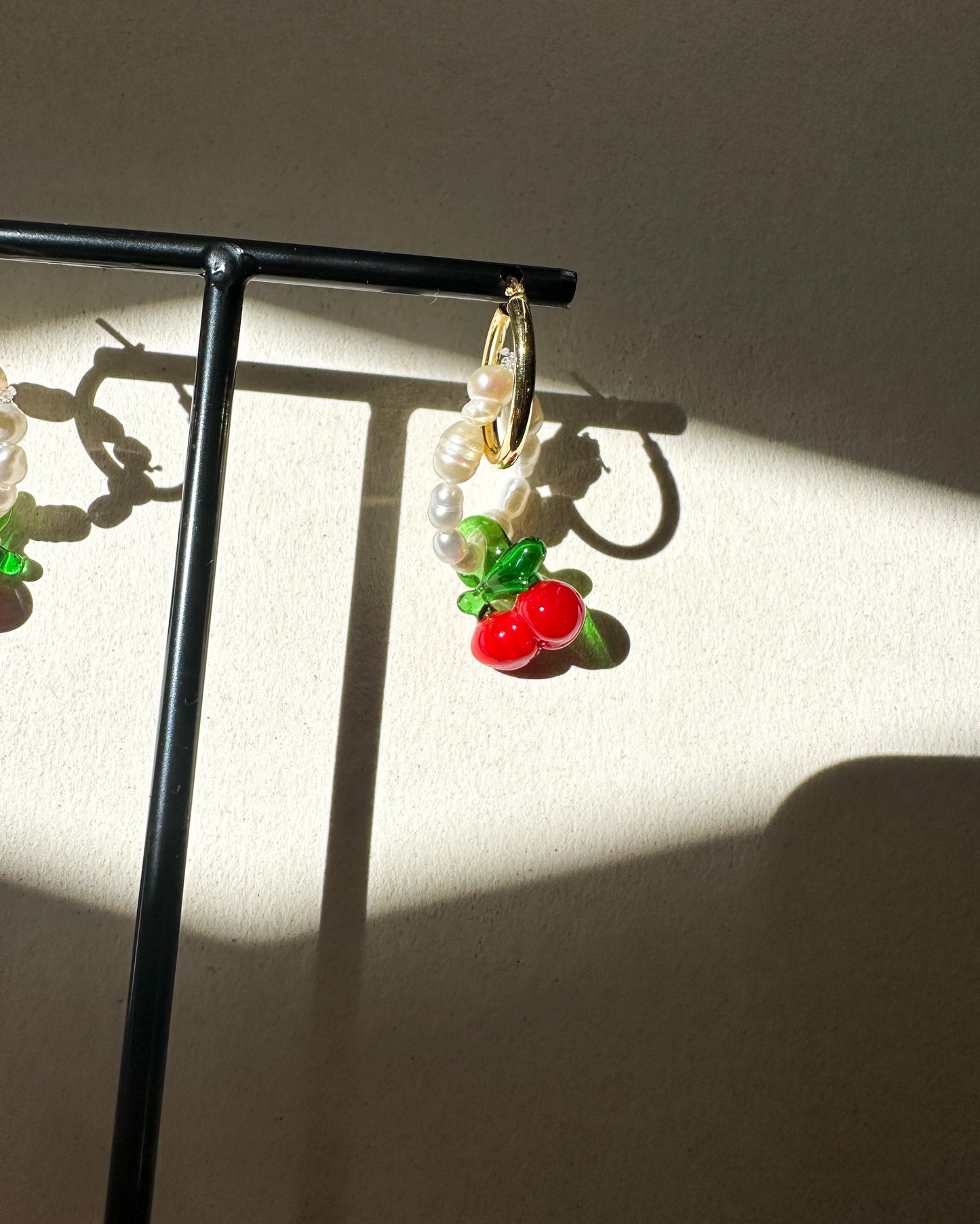 Pendientes de aro con perlas y cerezas.