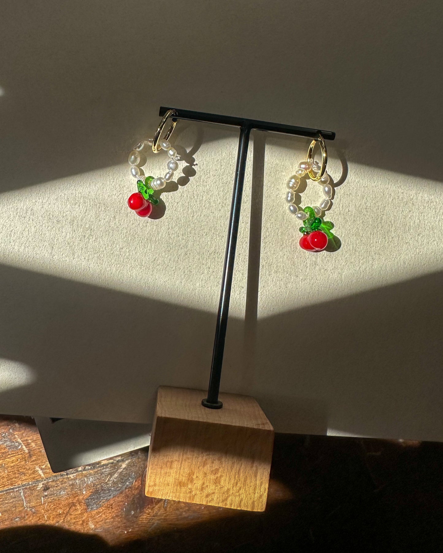 Pendientes de aro con perlas y cerezas.