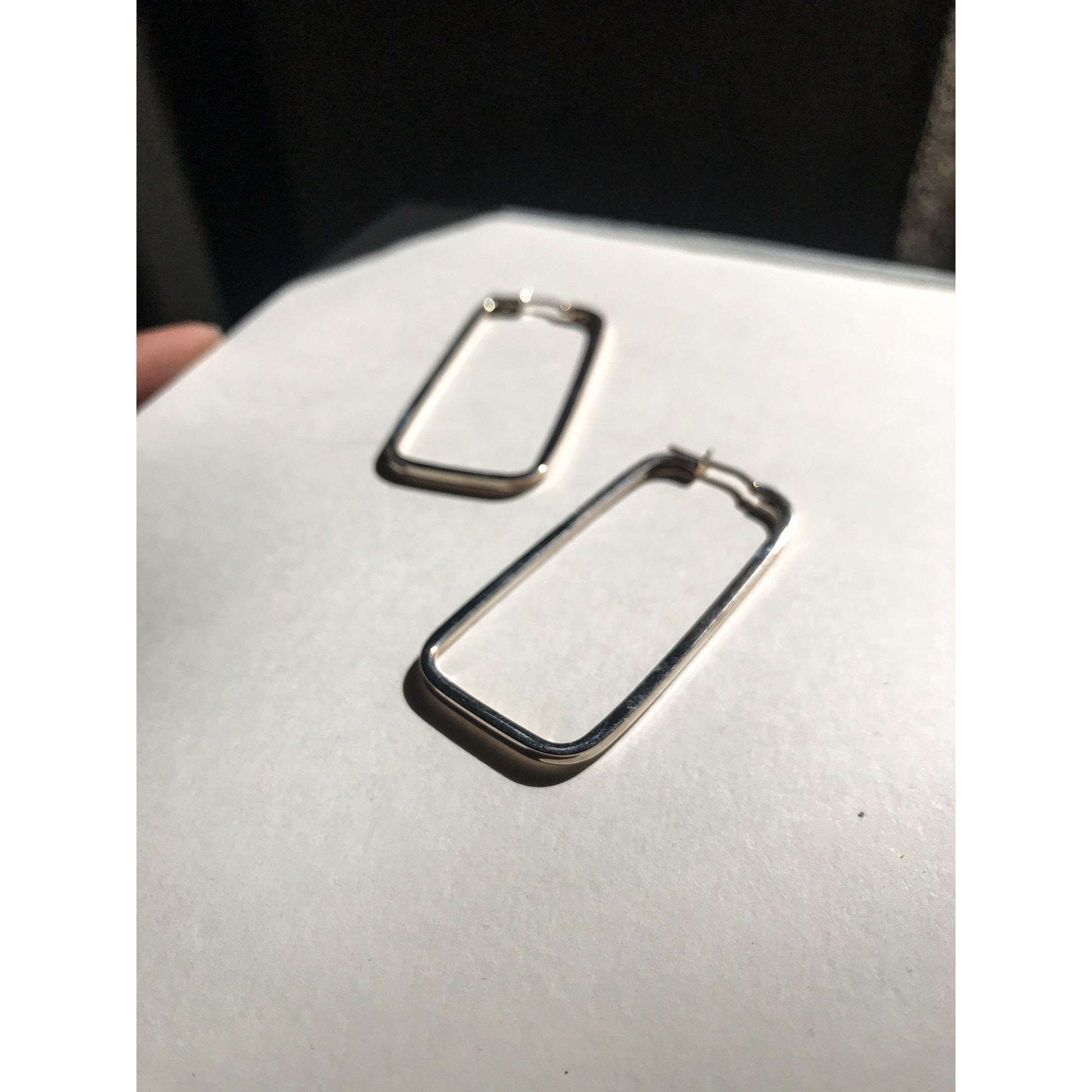 Rectangular silver hoop. - Plhi studio