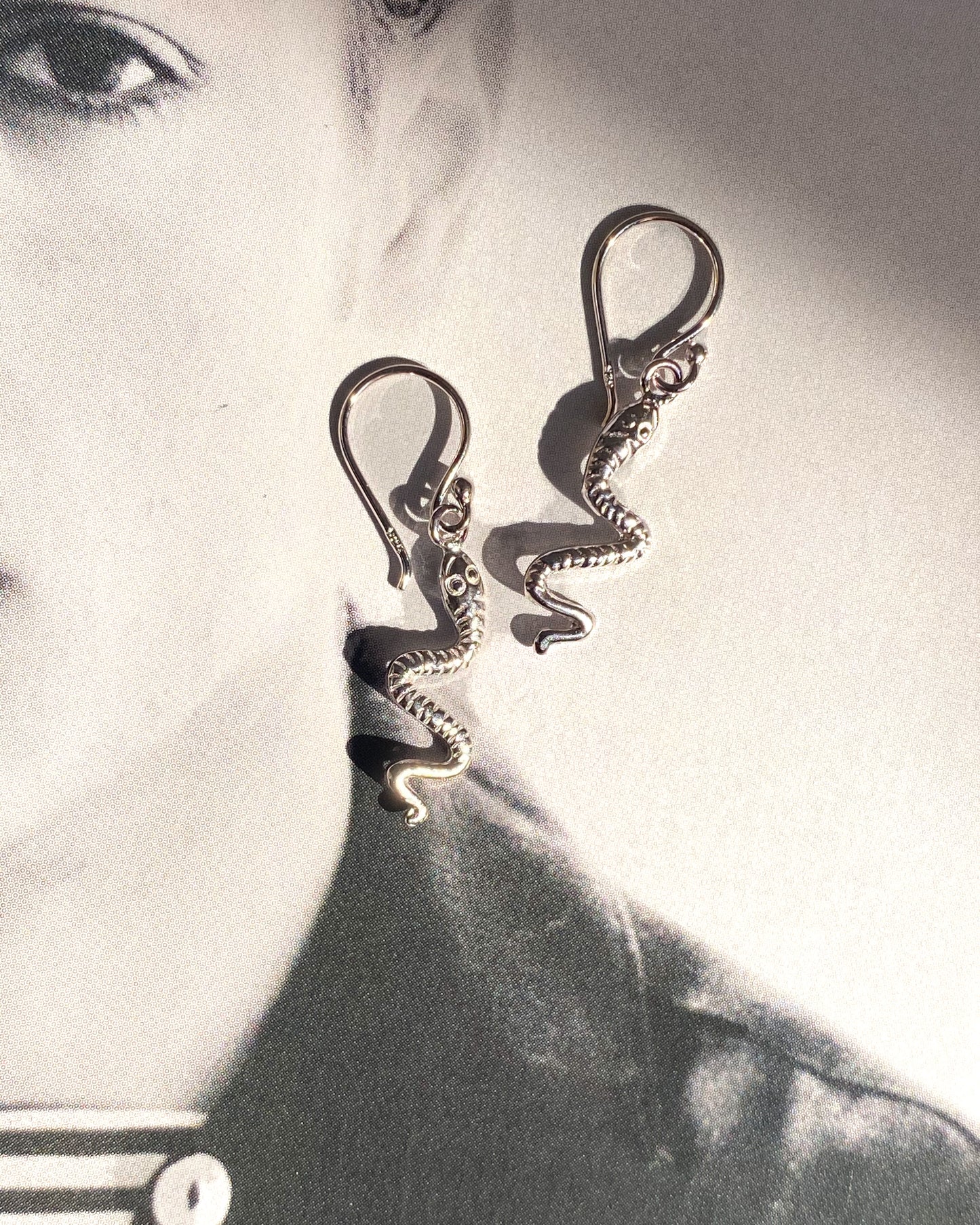Los pendientes de serpiente.