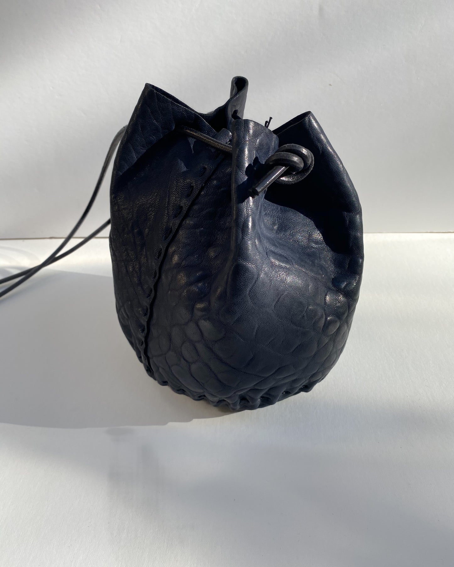 Bolso mini estilo cubo Luli. Negro.