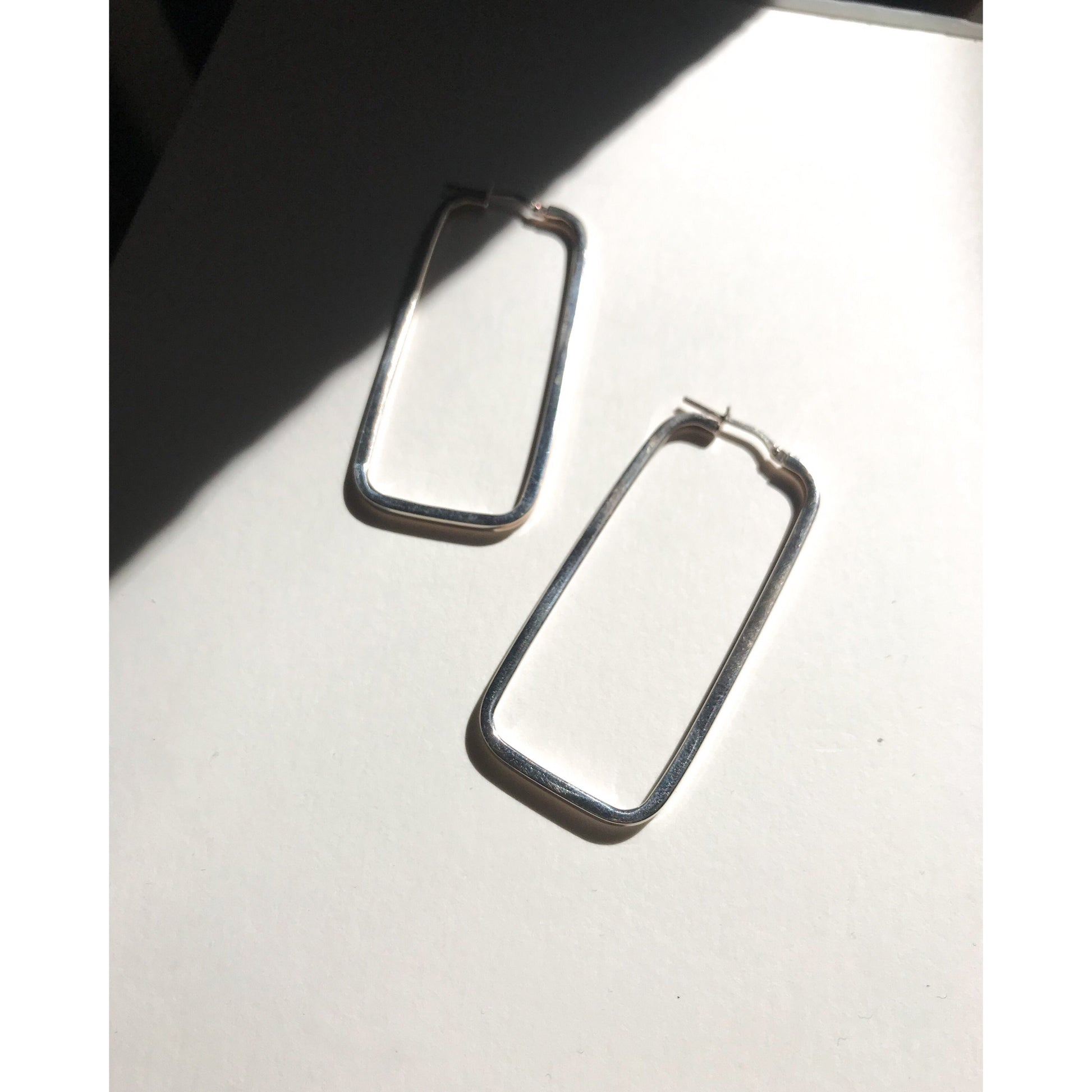 Rectangular silver hoop. - Plhi studio