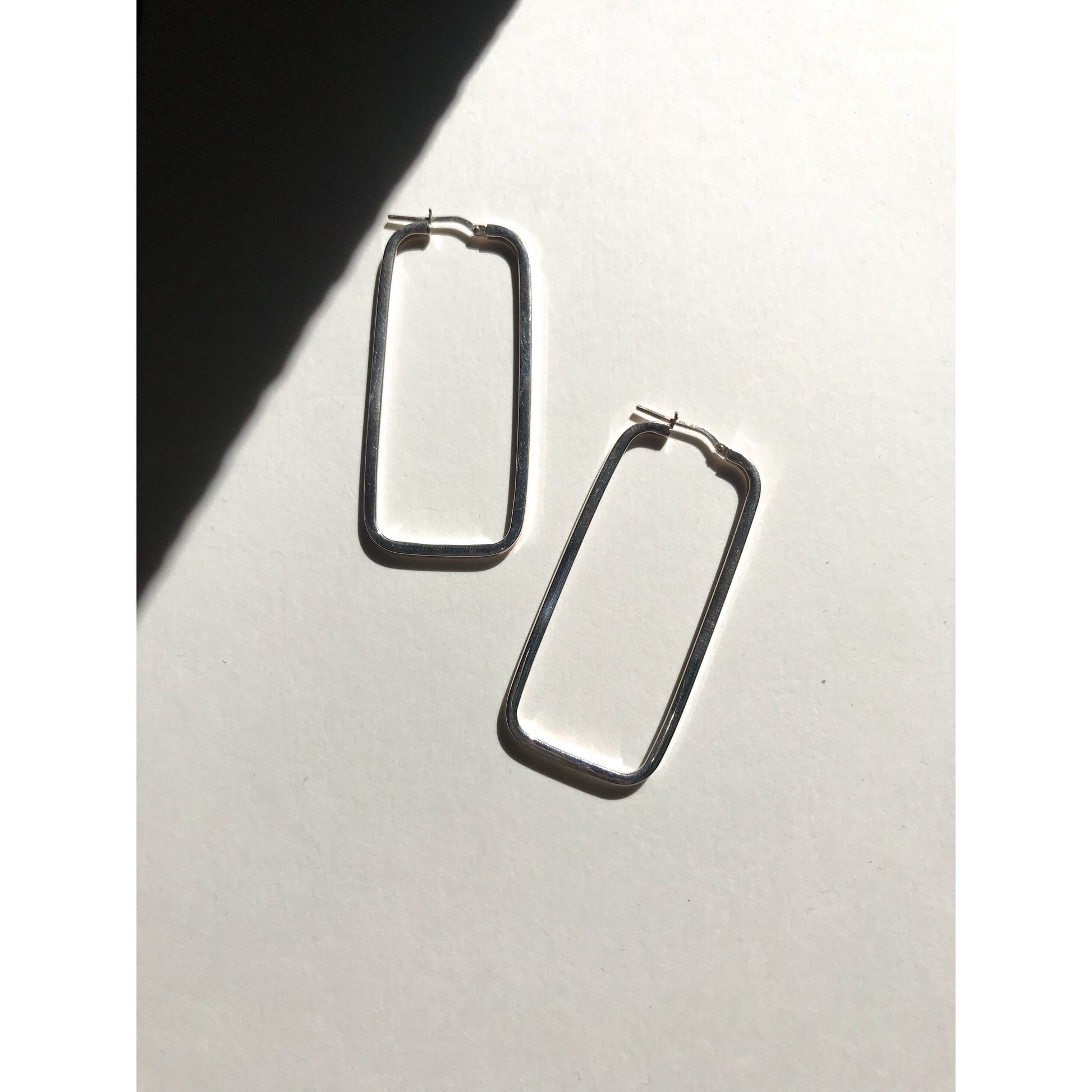 Rectangular silver hoop. - Plhi studio
