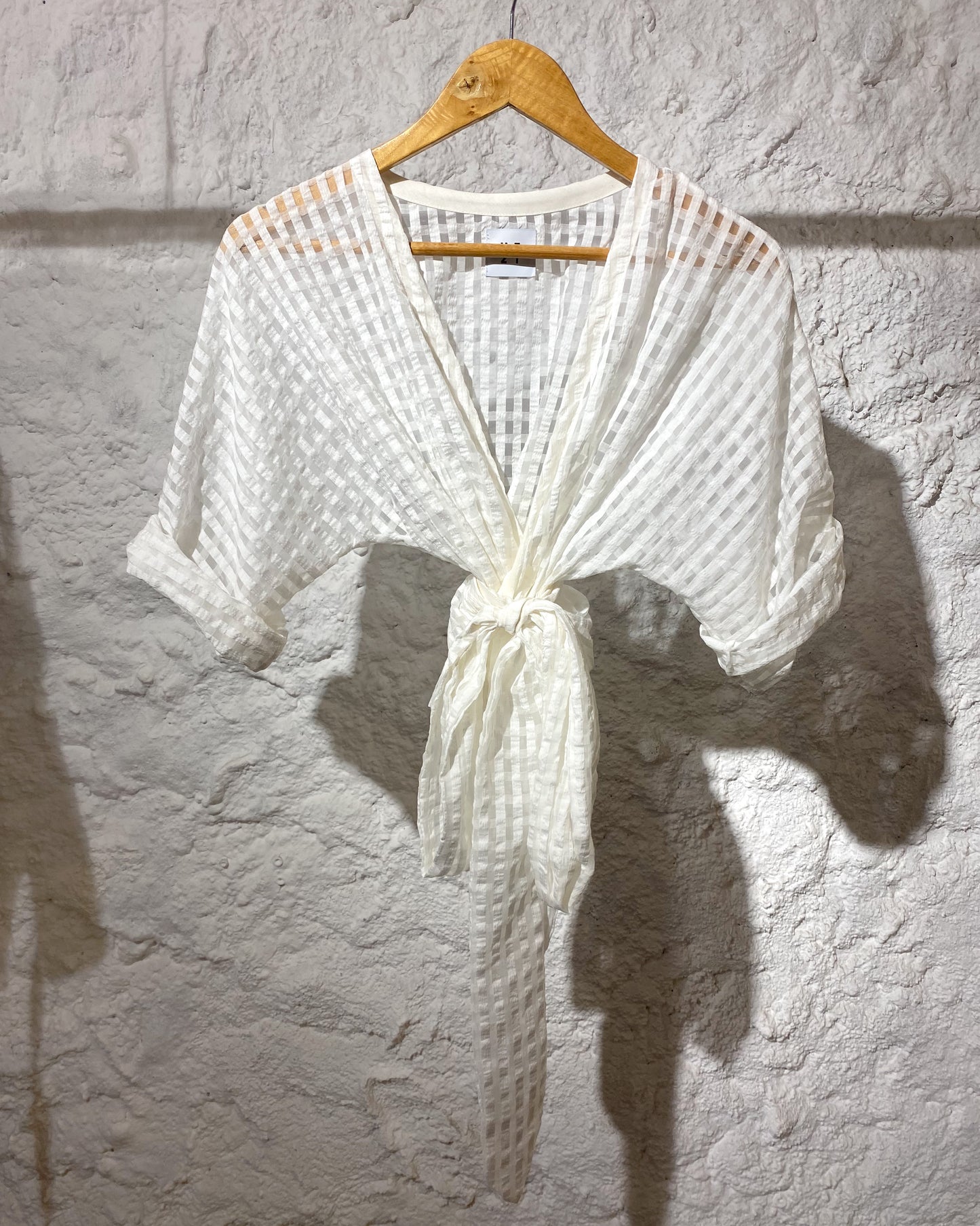 Wrap blouse kimono sleeves, white checked cotton viscose blend.