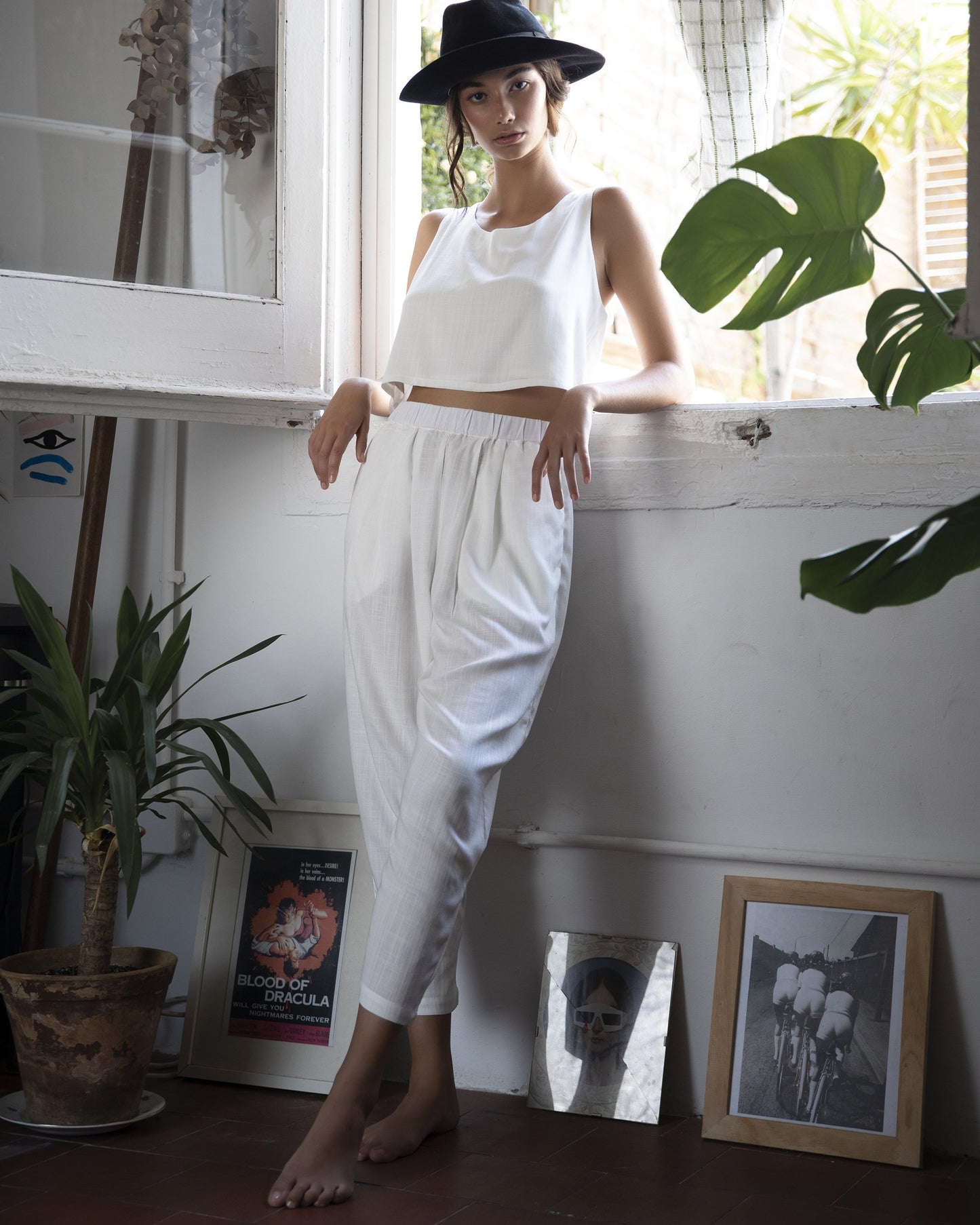 The set, cropped top, white / black viscose.